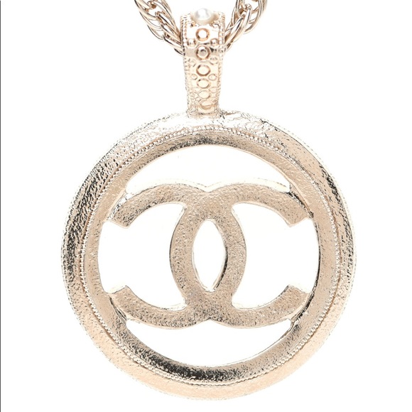 Chanel Pearl CC Round Pendant Necklace - Picture 3 of 6